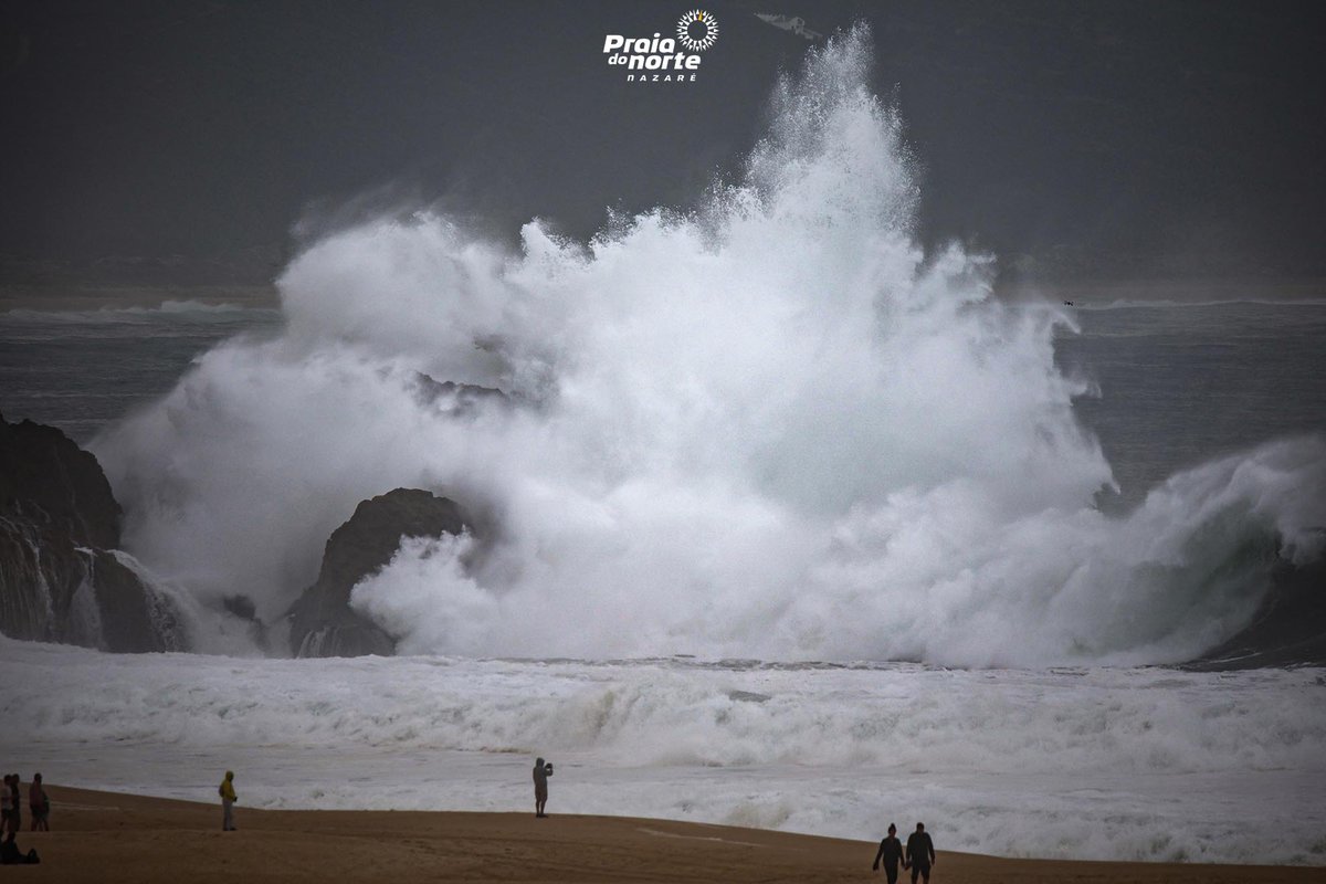 Fúria do Mar 🌊🌊
 findoutnazare.pt
#findoutnazare #nazare #visitnazare #lovenazare
#nazareportugal
#praiadonorte
#bigwaves