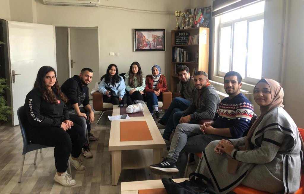 Genç İletişimciler Kulübü yeni Yönetim Kurulu Başkanı ve Üyeleri ile ilk toplantı gerçekleştirildi. Gerçekleştirilen toplantı sonucunda kısa süre içerisinde sosyal faaliyetlerin gerçekleştirileceği kararına varıldı.