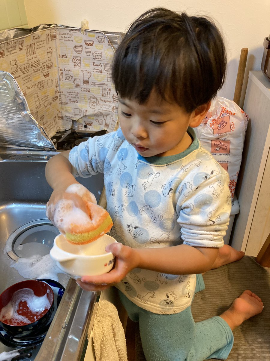 yyyyyyyeahhhhhh's tweet photo. 4歳って洗い物できるんやな
母親卒業や🤣👍 https://t.co/2Zb0ZNB129