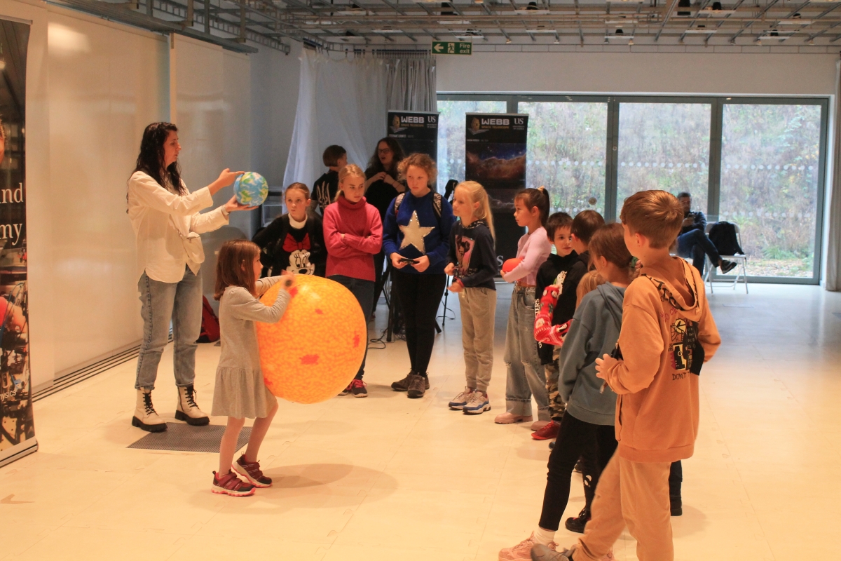 We were delighted to welcome and inspire Ukrainian primary school children and their families at a fun science day last weekend 🙌 🔭

Organised and delivered by our excellent Outreach Officer @DrDasB and Ukrainian MSc Astronomy student Violetta Korbina 👏👏
