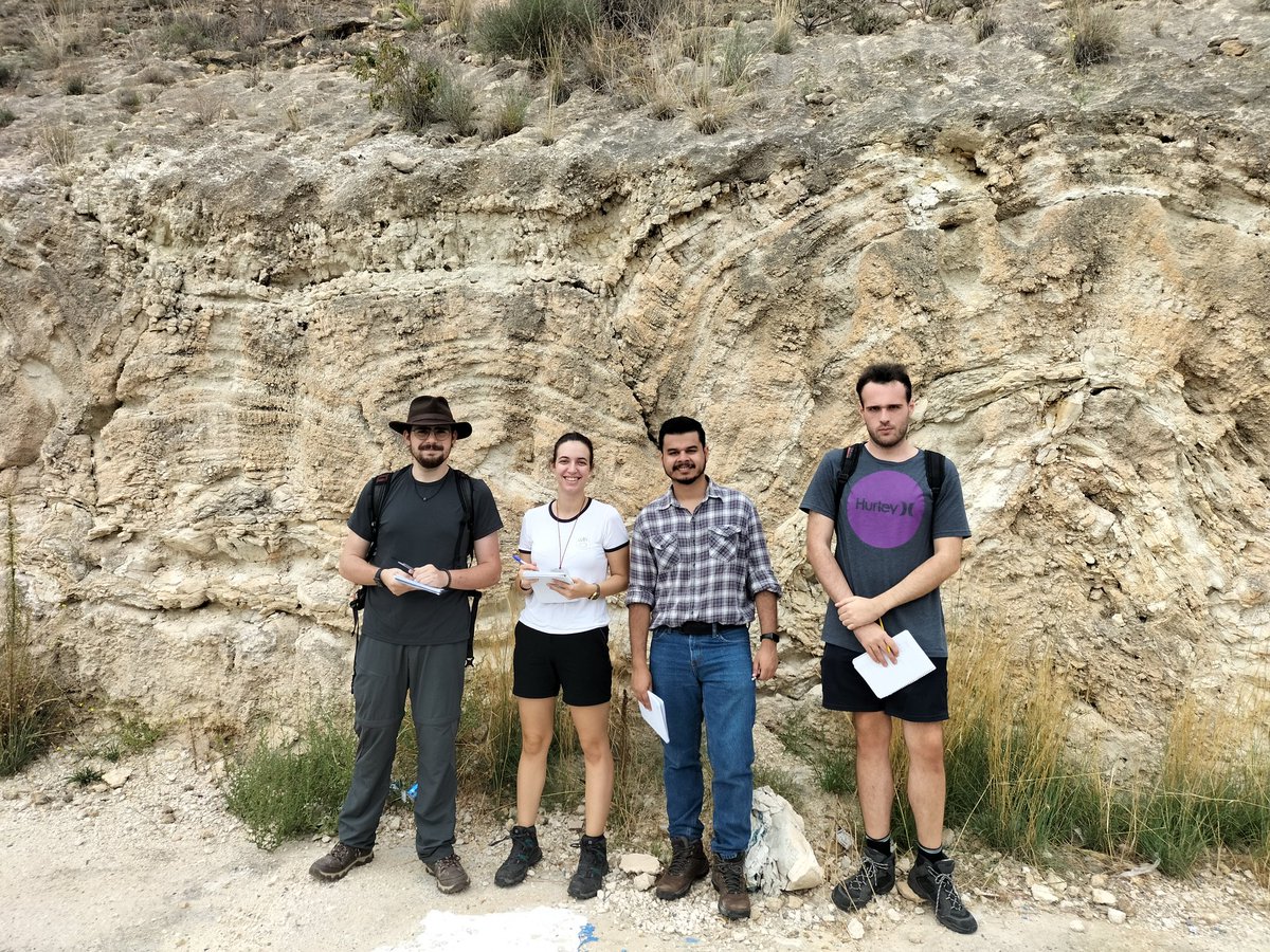 Masterpaleo's tweet photo. ¡¡Saludad a la nueva promocion del máster de Paleontología Aplicada!!

Esperamos que nos acompañéis en nuestro camino para ser paleontólogos 🦖 https://t.co/Ucc4rq22fA