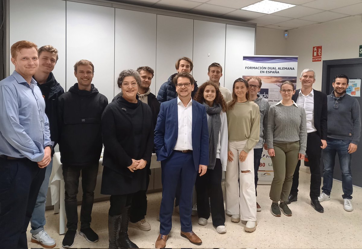 ThorbenAlbrecht's tweet photo. Muy interessante: Formacion Empresarial Dual Alemana (FEDA) en Valencia.
Duale Ausbildung mit deutscher Berufsschule in Valencia. Sehr interessante Einblicke &amp; Gespräche. @FEDAMadrid_ https://t.co/BXhFY5zIIl