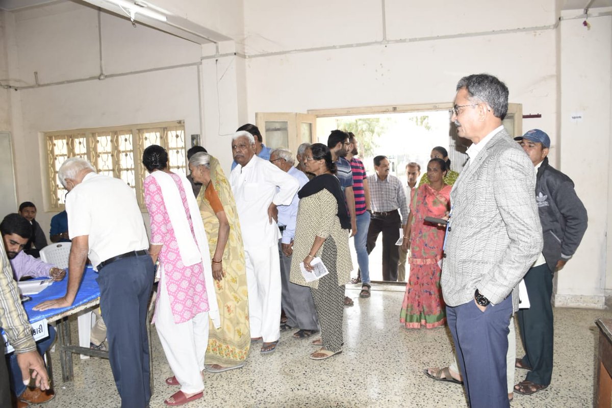 Collectorbhav's tweet photo. ભાવનગર જીલ્લા કલેકટર શ્રી એ ભાવનગર પૂર્વ અને ભાવનગર પશ્ચિમ ના મતદાન મથકો રૂબરૂ મુલાકાત લઇ મતદાન ની સમગ્ર પ્રક્રિયા નું નિરીક્ષણ કર્યું.
@CEOGujarat @ECISVEEP @SpokespersonECI
#GujaratElections2022 #AVSAR #FreeAndFairElections #PowerOfOneVote #GoVote2022 #NoVoterToBeLeftBehind https://t.co/uXDkt68Yld