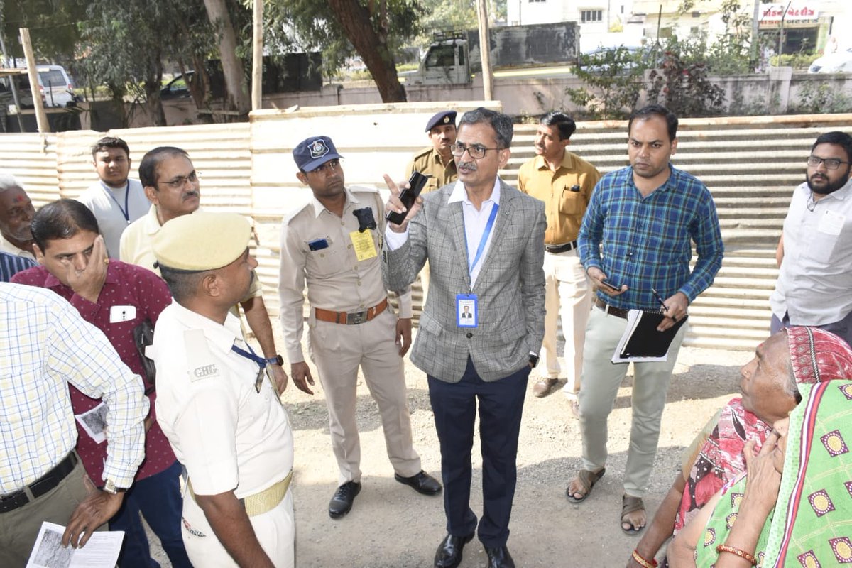 Collectorbhav's tweet photo. ભાવનગર જીલ્લા કલેકટર શ્રી એ ભાવનગર પૂર્વ અને ભાવનગર પશ્ચિમ ના મતદાન મથકો રૂબરૂ મુલાકાત લઇ મતદાન ની સમગ્ર પ્રક્રિયા નું નિરીક્ષણ કર્યું.
@CEOGujarat @ECISVEEP @SpokespersonECI
#GujaratElections2022 #AVSAR #FreeAndFairElections #PowerOfOneVote #GoVote2022 #NoVoterToBeLeftBehind https://t.co/uXDkt68Yld