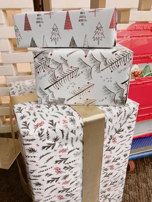 本社オフィスでは、クリスマス装飾にむけての準備を始めています!包装紙とリボンでプレゼント作り🎁

ツイッターではイラストコンテストを開催中!12月のクリスマス期間を一緒に楽しみましょう🎅🏻🎄
▼詳細はこちら
https://t.co/Ut1hehHiQF
#ジーアングルクリスマスイラコン 
#企業公式つぶやき部 
