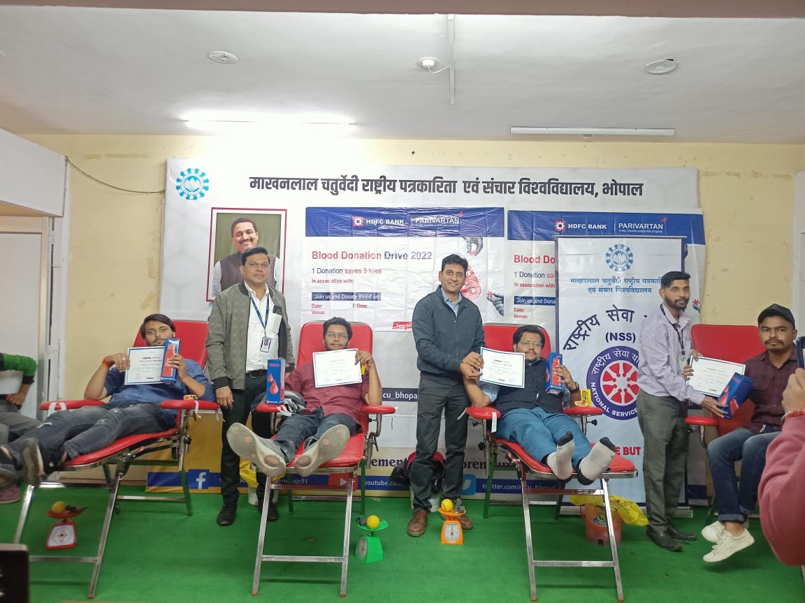 Nssmcu's tweet image. एड्स डे के अवसर पर @mcu_bhopal की @Nssmcu  इकाई, रेड रिबन क्लब के अंतर्गत  @HDFC_Bank और रेड क्रॉस हॉस्पिटल के संयोजन से आयोजित रक्तदान शिविर में डोनर्स को प्रोत्साहित करने के लिए सर्टिफिकेट और गिफ्ट प्रदान किया गया। 
#mcu #NSS #blooddonation #aidsday 
@_NSSIndia @kg_suresh