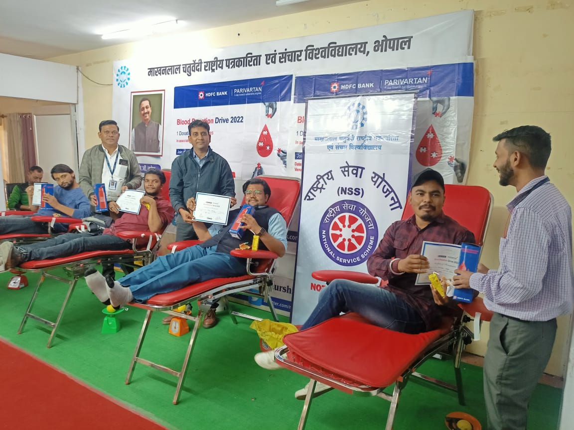 Nssmcu's tweet image. एड्स डे के अवसर पर @mcu_bhopal की @Nssmcu  इकाई, रेड रिबन क्लब के अंतर्गत  @HDFC_Bank और रेड क्रॉस हॉस्पिटल के संयोजन से आयोजित रक्तदान शिविर में डोनर्स को प्रोत्साहित करने के लिए सर्टिफिकेट और गिफ्ट प्रदान किया गया। 
#mcu #NSS #blooddonation #aidsday 
@_NSSIndia @kg_suresh