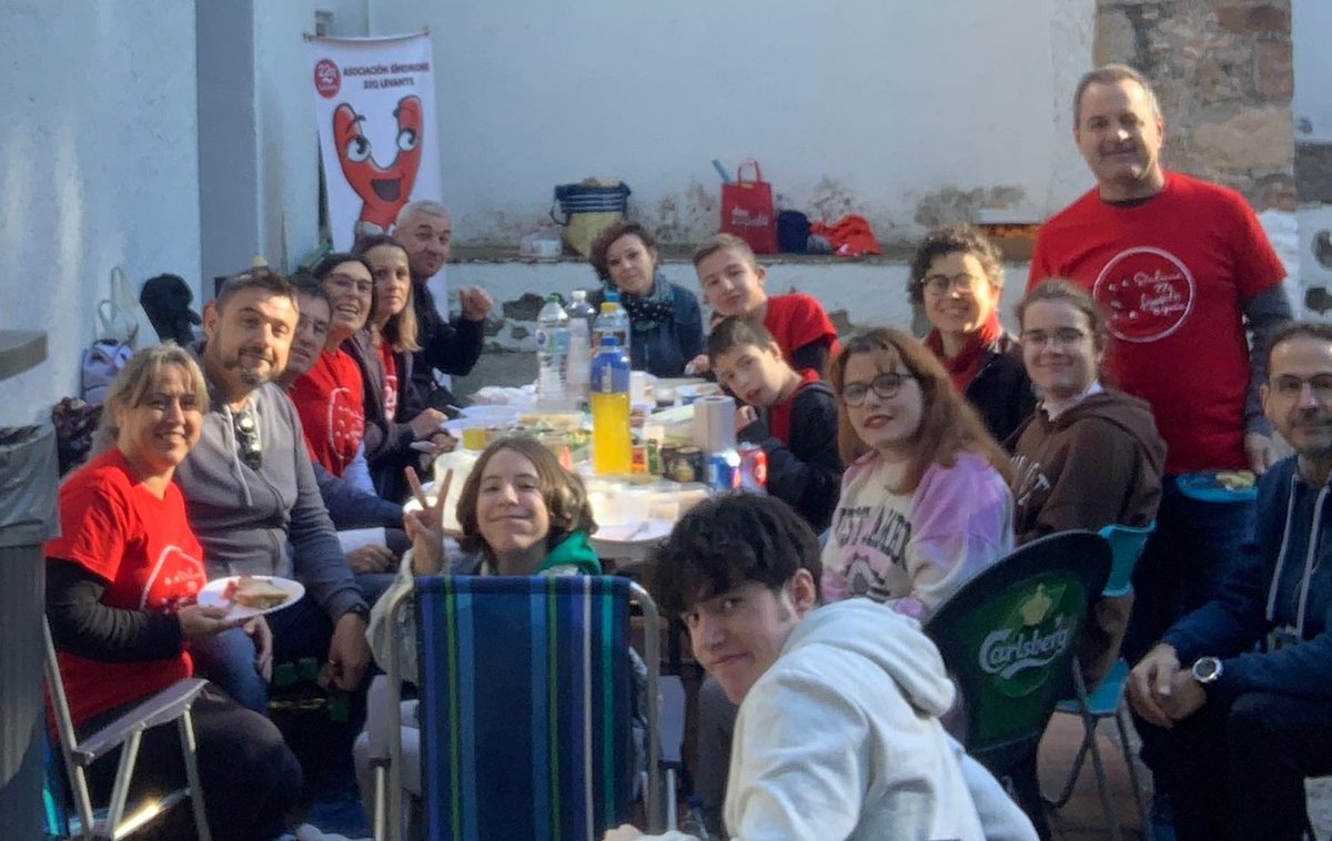 ajvila's tweet photo. 📸 La Asociación Síndrome @22qLevante ha escollit Vila-real  per a celebrar una de les seues quedades familiars 👩👨👧👶👨‍🦳, per tal de compartir una jornada d'activitats i intercanvi d'experiències. La regidora Noelia Samblás els ha acompanyat. 

Moltes gràcies per la visita! 👏 https://t.co/S58AG9sNyH