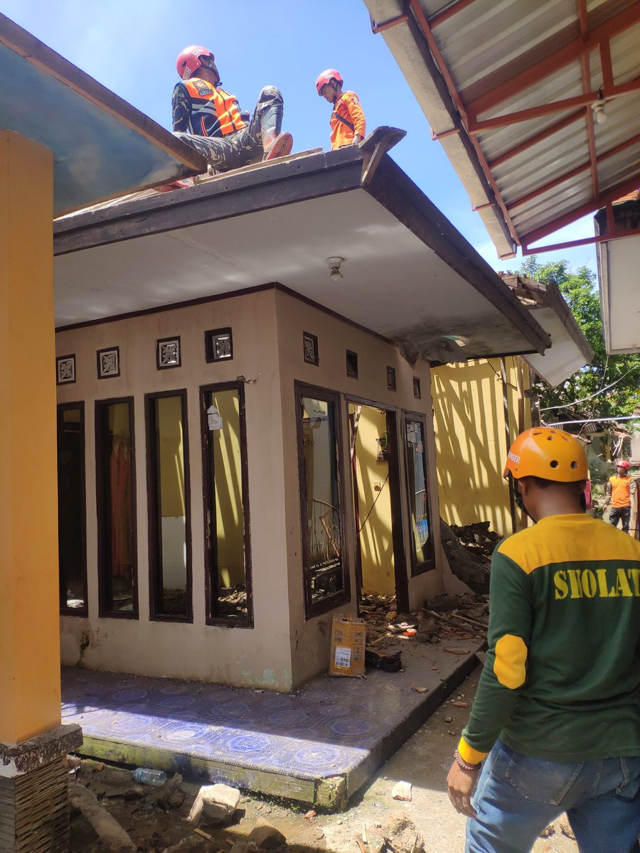 Gus mandzur (Ket.Bidg 4 PWNU Jateng) bersama ketua <a href="/nucarelazisnu/">NU Care - LAZISNU Jawa Tengah</a> bp <a href="/h_mahsun/">Mahsun</a> bertmu dg Tokoh Masyarakat yang rumahnya rusak Berat akibat Gempa cianjur GempaCianjur. <a href="/nuonlinejateng/">NU Online Jateng</a>
<a href="/muzamilmahmud/">muzamil</a> #relawancianjur #pedulicianjur
#nupeduli
#NUPeduliCianjur
#lpbinu 
#lpbinujateng