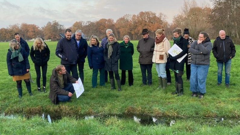 PSUtrecht's tweet photo. Kaplaarzen aan! #PSUtrecht liepen gisteren door de drassige weilanden van Landgoed De Boom in Leusden. We nemen de informatie over het samenkomen van natuurontwikkeling en landbouw, onderwerpen waar we het vaak over hebben, mee in de debatten die we nog gaan voeren. https://t.co/KjDAwakEHS