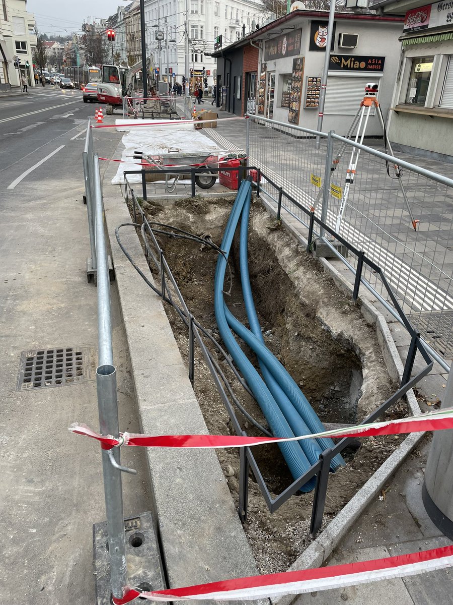 chritam's tweet photo. Grad erst fertig geworden word schon wieder alles aufgerissen 🙄 #heast #oida #GersthoferPlatzl #Wien https://t.co/vcyCX5nLxr