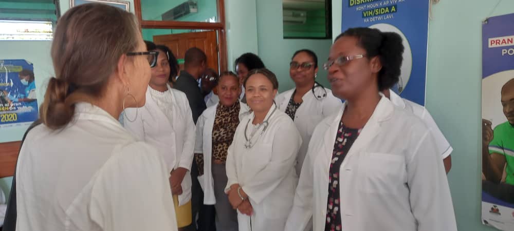 OnusidaHaiti's tweet photo. Ahead of the #WorldAidsDay2022 @UNHaiti and DSRSG/RC/HC joined #UCMIT/@MSPP for visit of the reference sites of HIV cares and integrated services at #HUP. @Onusidalatina @MSPPOfficiel @UCMIT @pepfar @usaidhaiti @GFATM https://t.co/pjRxygz5hz