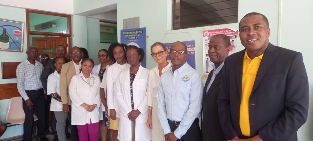 OnusidaHaiti's tweet photo. Ahead of the #WorldAidsDay2022 @UNHaiti and DSRSG/RC/HC joined #UCMIT/@MSPP for visit of the reference sites of HIV cares and integrated services at #HUP. @Onusidalatina @MSPPOfficiel @UCMIT @pepfar @usaidhaiti @GFATM https://t.co/pjRxygz5hz