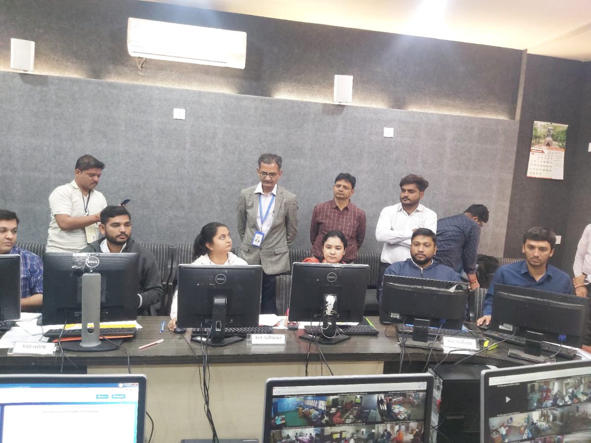 Collectorbhav's tweet photo. ભાવનગર જીલ્લા મતદાન મથકો પર કેમેરા થી દેખરેખ રાખવા માટે ના વેબકાસ્ટિંગ કંટ્રોલ રૂમ ની મુલાકાત લઇ મતદાન મથકો ની કામગીરી નું નિરીક્ષણ કર્યું.
@CEOGujarat @ECISVEEP @SpokespersonECI #GujaratElections2022 #AVSAR #FreeAndFairElections #PowerOfOneVote #GoVote2022 https://t.co/2viDrQqt5L
