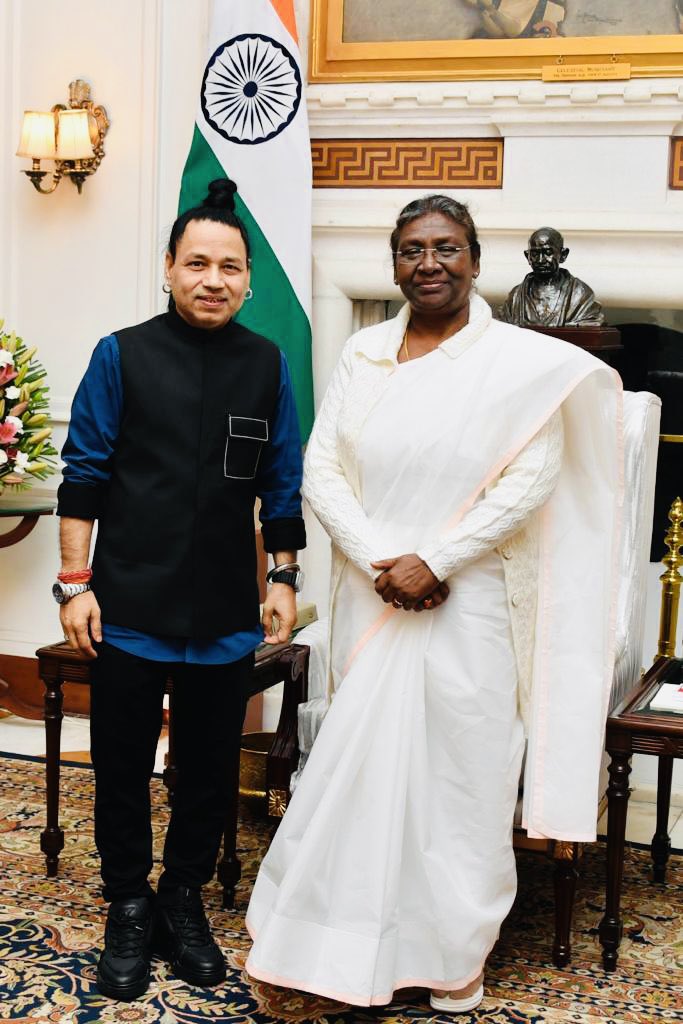 Kailashkher's tweet photo. दिल्ली में राष्ट्रपति महोदया श्रीमति द्रौपदी मूर्मू जी @rashtrapatibhvn से अभिनन्दन भेंट हुई॥ राष्ट्रपति भवन में भी आध्यात्मिक संगीत #KailasaLiveInConcert की रंगत हो,विश्व हमारी संस्कृति का समर्पित प्रशंसक. @learnwithkkala @kailasarecords @KKherFoundation #EkBharatShreshthBharat https://t.co/qGpeF31QW4