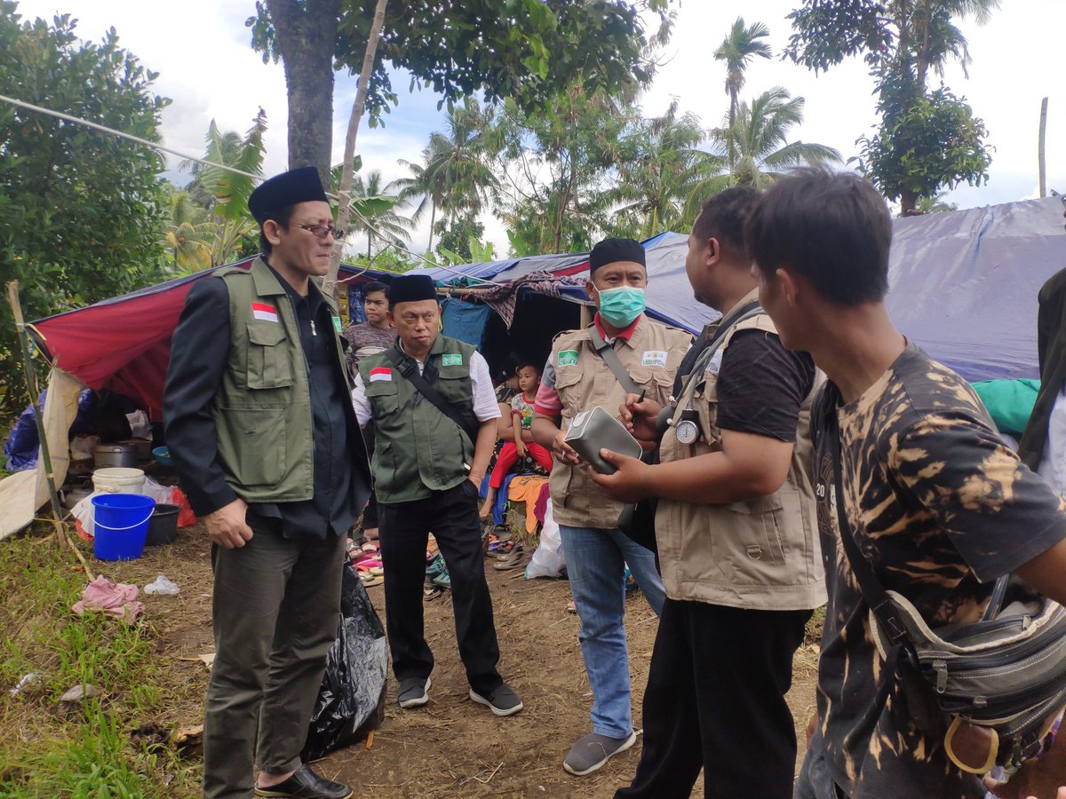 Gus mandzurmengunjungi posko 4, beberapa warga yang sakit&amp;rumah rusak berat di evakuasi dalam posko tsbt. Posko berda disawah yg aman dr gempa susulan <a href="/nuonlinejateng/">NU Online Jateng</a>
<a href="/muzamilmahmud/">muzamil</a> <a href="/Ubaidullah_Sdq/">ubaid</a> #relawancianjur #pedulicianjur
#nupeduli
#NUPeduliCianjur
#lpbinu 
#lpbinujateng