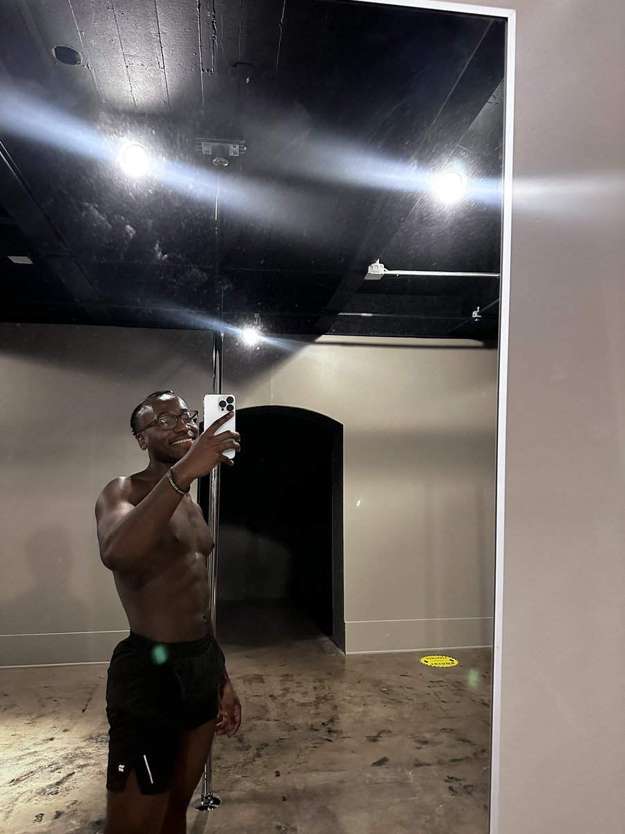 ethansowne's tweet photo. #blackmenpole https://t.co/UUx6AXPgeZ