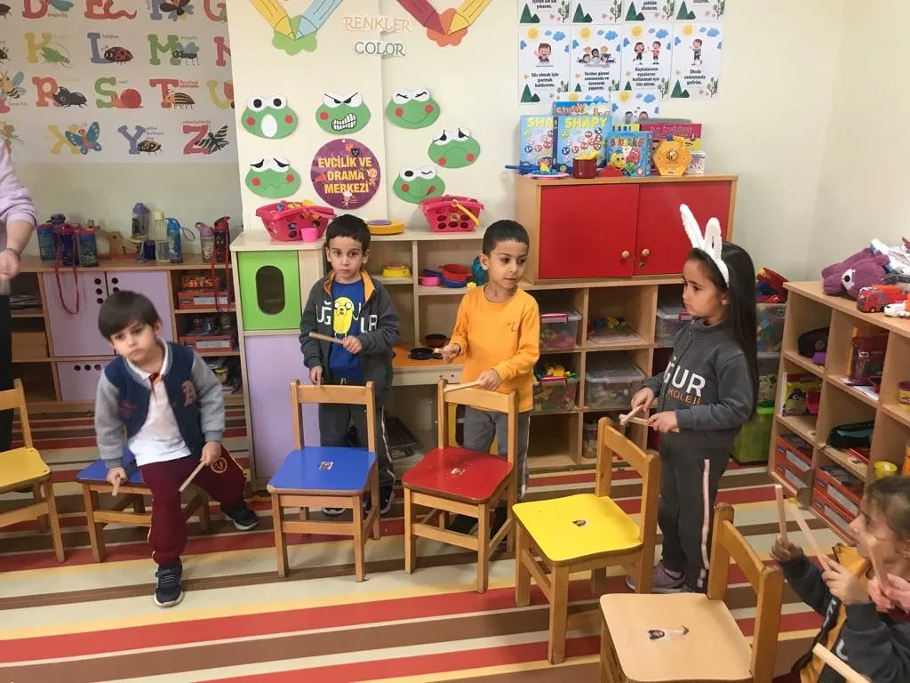 erakolejiflorya's tweet photo. Uğur Koleji Anaokulu öğrencilerimiz müzik dersinde Orff Schulwerk çalışması yaptı.
Orff Schulwerk insanın içinde zaten var olan yaratıcı güçleri açığa çıkarmasına ortam hazırlayan, temelinde ritim keşfetme, deneme ve yaratma ortamı sunan bir eğitim anlayışıdır.
#floryauğurkoleji https://t.co/rfav6Sxt82