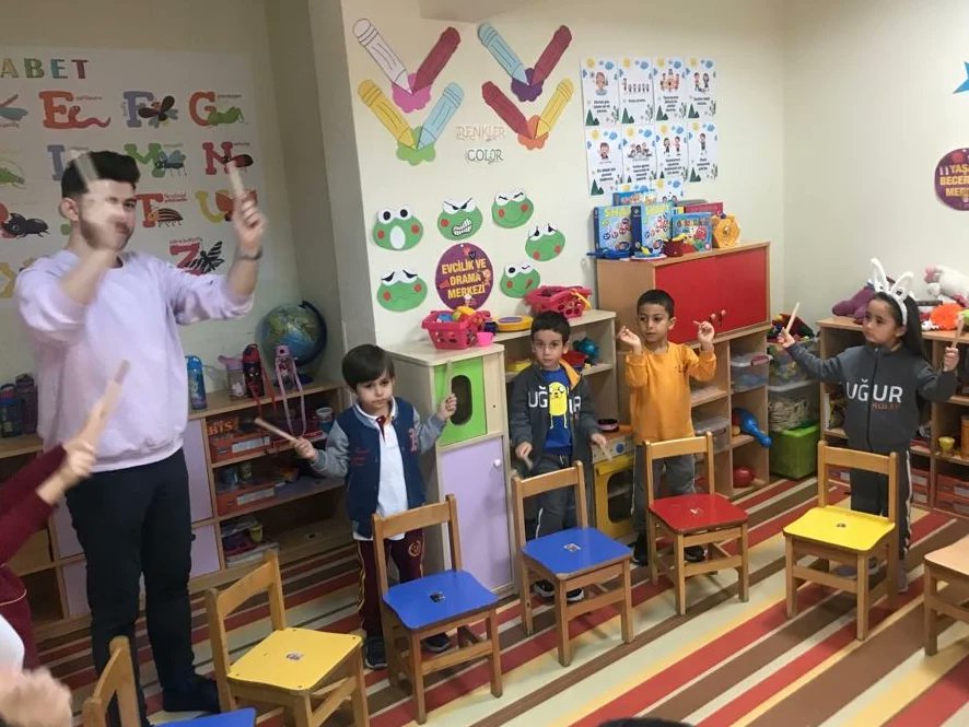 erakolejiflorya's tweet photo. Uğur Koleji Anaokulu öğrencilerimiz müzik dersinde Orff Schulwerk çalışması yaptı.
Orff Schulwerk insanın içinde zaten var olan yaratıcı güçleri açığa çıkarmasına ortam hazırlayan, temelinde ritim keşfetme, deneme ve yaratma ortamı sunan bir eğitim anlayışıdır.
#floryauğurkoleji https://t.co/rfav6Sxt82