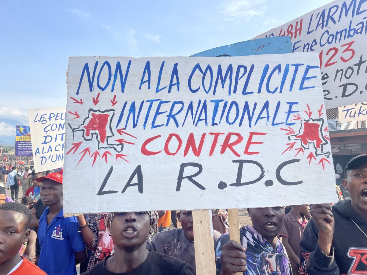 pepele_news's tweet image. 🔴 EN DIRECT- Malgré l’interdiction par le Maire de la ville de #Goma, les mouvements citoyens bravent la peur et débutent leur marche pacifique pour dire « Non à l&apos;armée #Ougandaise en #RDC, non à la création d&apos;une zone tampon…» @pepele_news