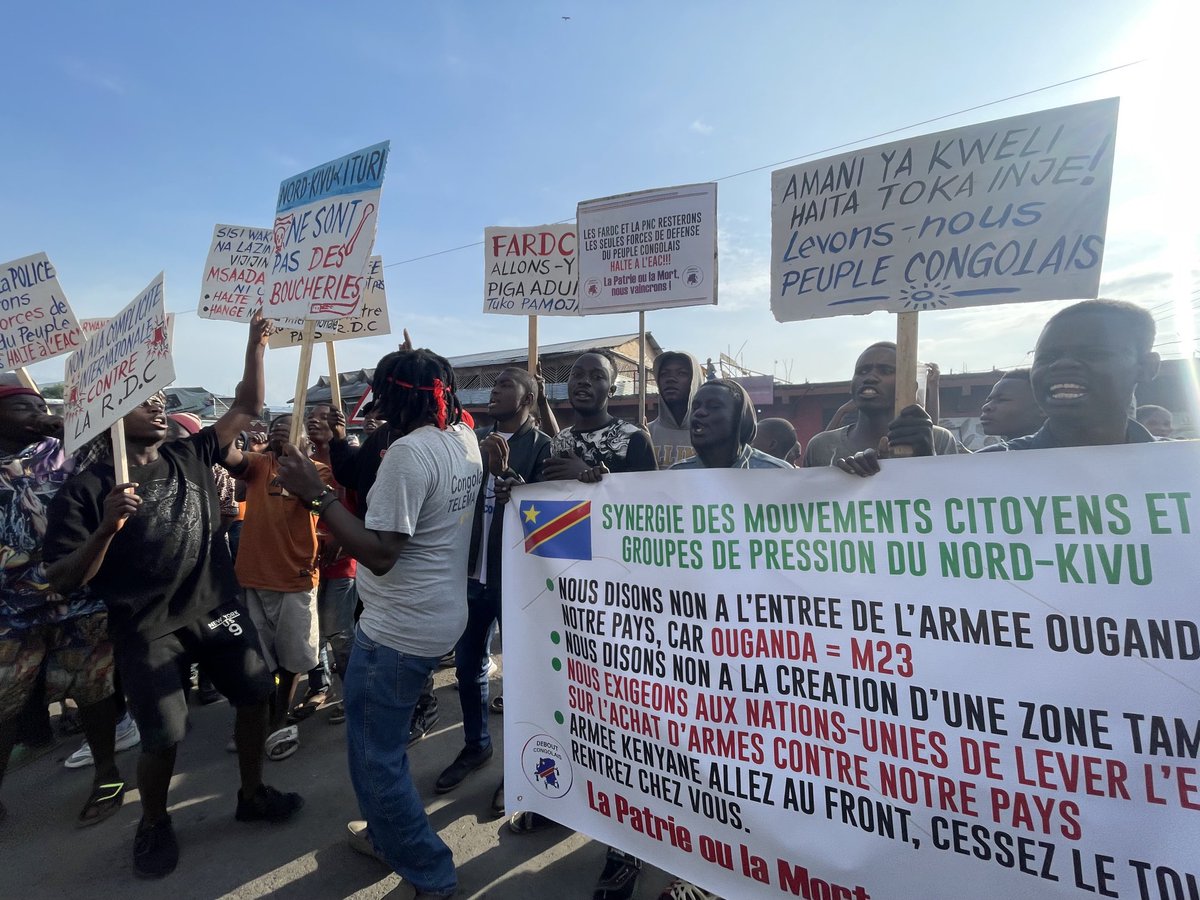pepele_news's tweet image. 🔴 EN DIRECT- Malgré l’interdiction par le Maire de la ville de #Goma, les mouvements citoyens bravent la peur et débutent leur marche pacifique pour dire « Non à l&apos;armée #Ougandaise en #RDC, non à la création d&apos;une zone tampon…» @pepele_news