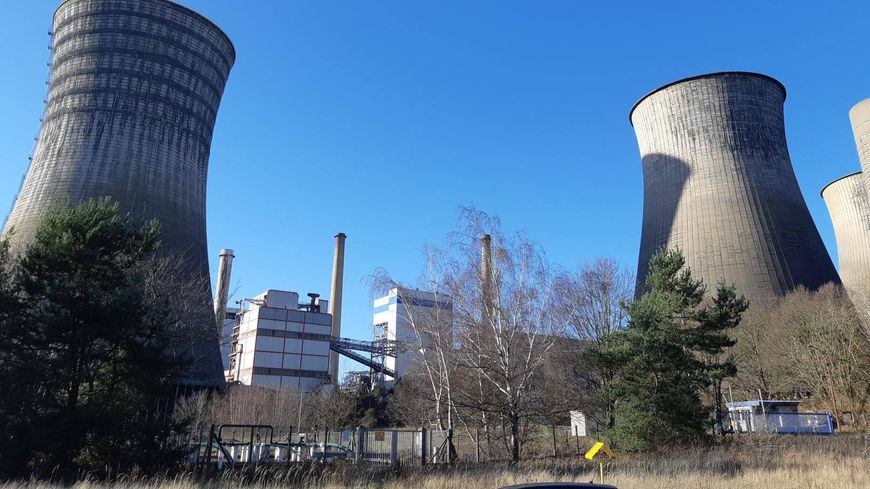 Europhobe's tweet photo. La centrale de Saint-Avold est donc réouverte. Coût du redémarrage ? 500 millions ! Le plus cocasse, c'est que la France va être contrainte d'importer du charbon d'Afrique du Sud. Or #Macron vient tout juste d'accorder un prêt d'un milliard à ce pays pour sortir du...charbon ! https://t.co/O4rgDkdUEs