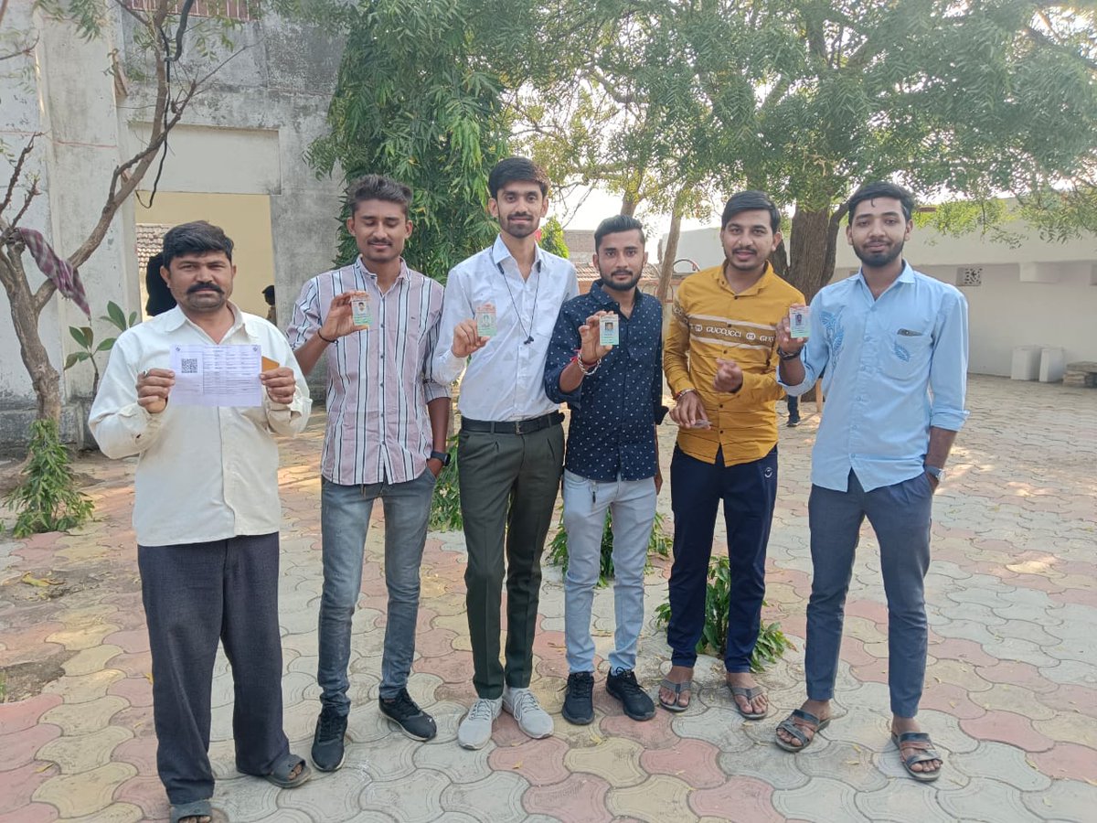Collectorbhav's tweet photo. યુવા મતદાર હોય કે વયોવૃદ્ધ મતદાર, તમામ મતદારો માં આ લોકશાહી નો અવસર ઉજવવા અનેરો ઉત્સાહ મળે છે.
તમે પણ તમારો મત જરૂર થી આપો.
@CEOGujarat @ECISVEEP @SpokespersonECI #GujaratElections2022 #AVSAR #FreeAndFairElections #PowerOfOneVote #GoVote2022 #novotertobeleftbehind https://t.co/AGC1yCjGS4