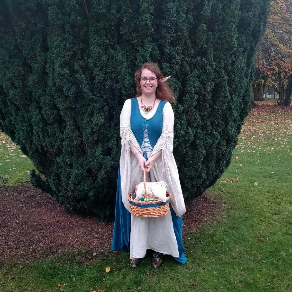 Durzarina's tweet photo. Not very many people get to be Fae at a winter ball ... But this one did ❤️ #Fae #WinterBall #fantasy https://t.co/J9mwWHPXRb