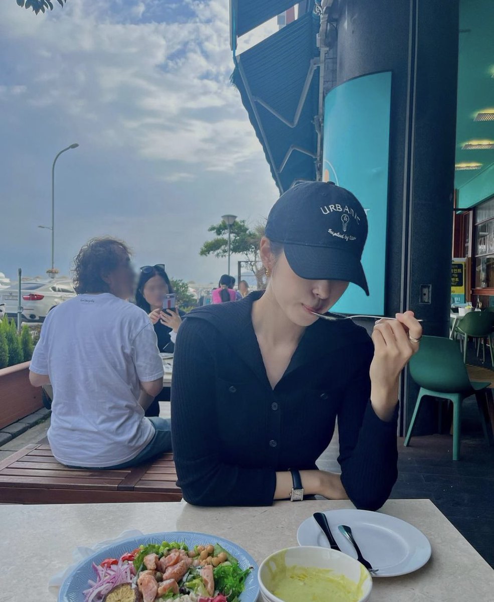 jj_minii_'s tweet photo. 나 은수 언니 볼캡 넘 따랑함 https://t.co/PELJLc2ryv