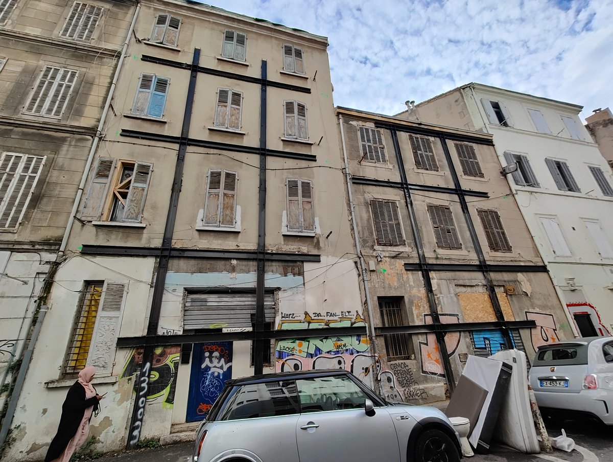 DavidLaMars's tweet photo. Des armatures métalliques forment un exosquellette pour (re)tenir ces immeubles en péril de la rue Hoche
#Marseille #Splain #RénovationUrbaine https://t.co/RYiybjFNuh