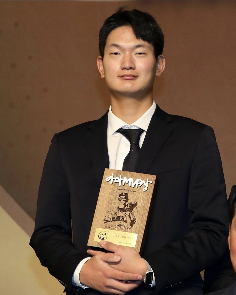 2022 조아제약 아마 MVP 수상 한화 이글스 김서현 선수

상 받는 폼이 참 굳건하고 용맹해서 멋있는
아기 독수리 서현 선수 🦅
팀의 발전을 위해 활약하는 멋진 선수로 거듭나길!