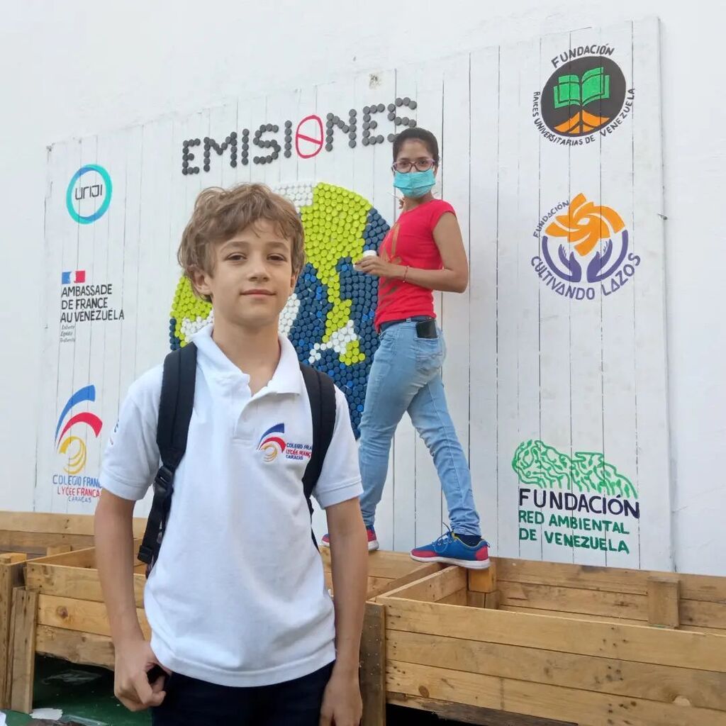 Redambientlvzla's tweet photo. Hace un año que tuvimos la oportunidad de realizar un mural con tapas junto a los estudiantes del @colfracaracas 

Trabajando con materiales reutilizados, como la madera que se rescató para darle otra oportunidad de vida útil y las tapas plásticas que fueron donadas por nues… https://t.co/OxQI9IFq6m