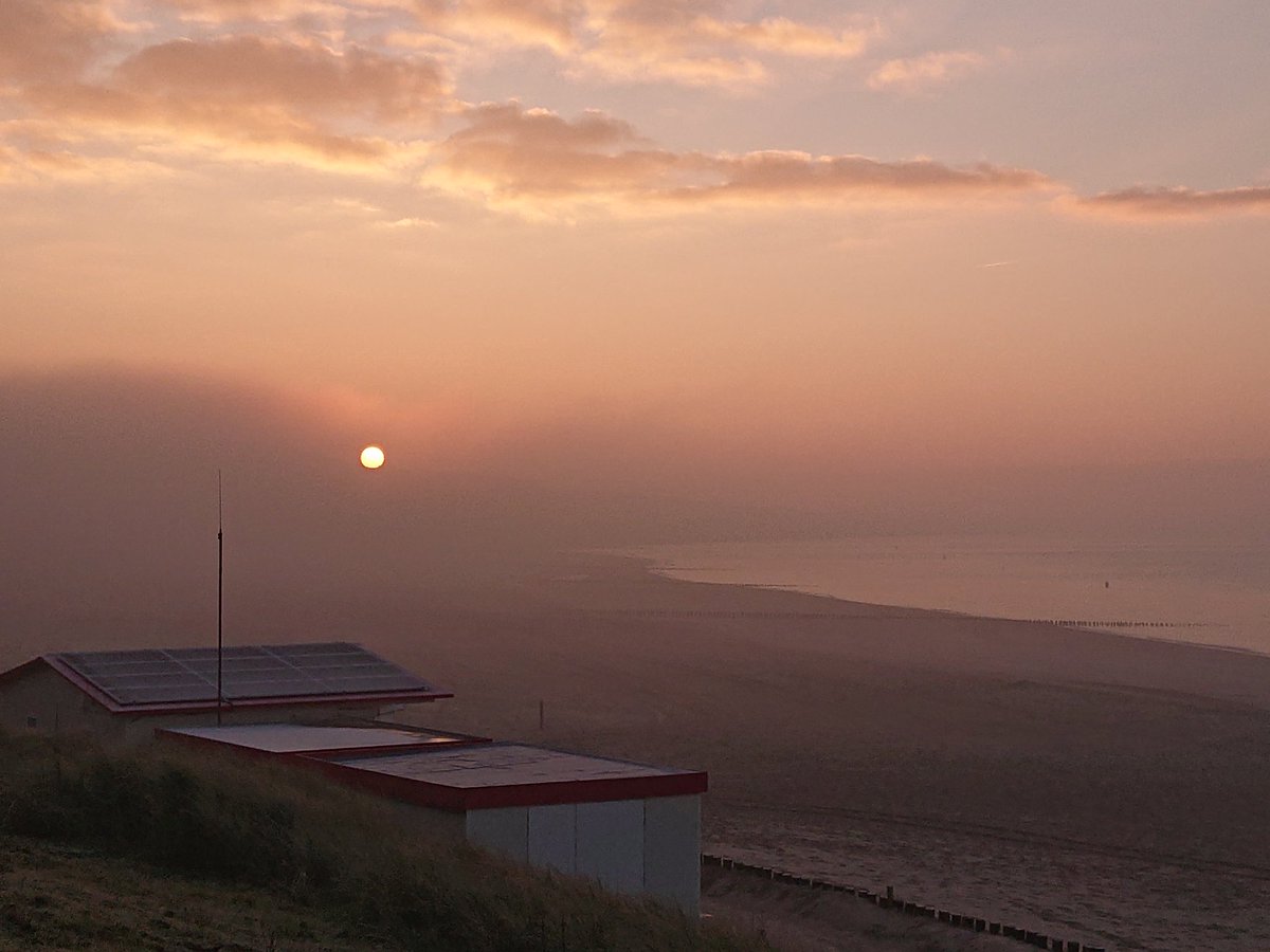Mist in de duinen rolt door een zwakke noordoostenwind langzaam voor de zon de zee op. Een fijne dag dan maar. 😀 🍵