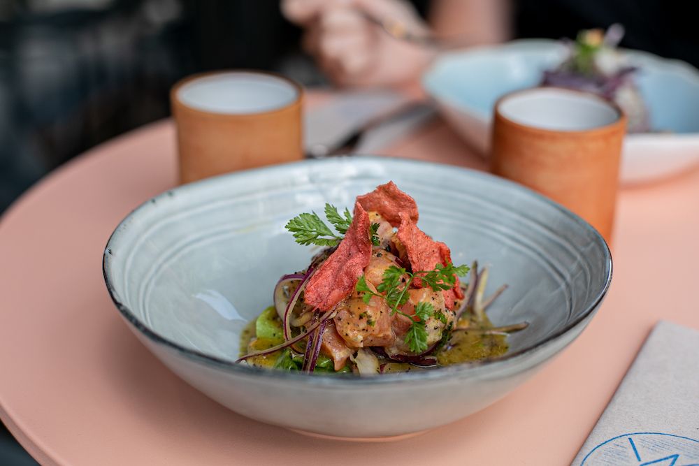 Gregorydoucet's tweet photo. 🍴#Lyon remporte le prix de la nouvelle destination gastronomique du guide international La Liste !
👨‍🍳👩‍🍳Entre cuisine audacieuse et gourmande, notre ville doit beaucoup à ses cheffes et chefs de talent. Merci de faire de "notre capitale du goût" une destination bouillonnante ! https://t.co/vPgvmHPlEw
