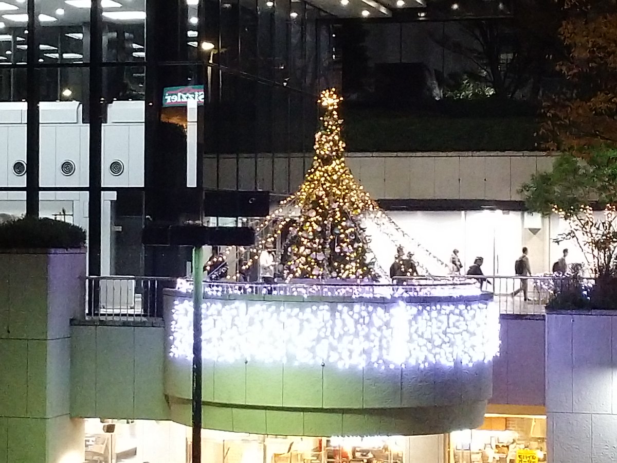 ranger_map's tweet photo. すっかくクリスマス
弊社オフィスのある新宿センタービルの1階、りっぱなツリー。

隣の三井ビルのイルミネーション、電飾が多い。

さらにその隣の住友ビル、一言「綺麗」です。

そして都庁、バリバリ警戒色ですね。 https://t.co/aKFsLh5P0L