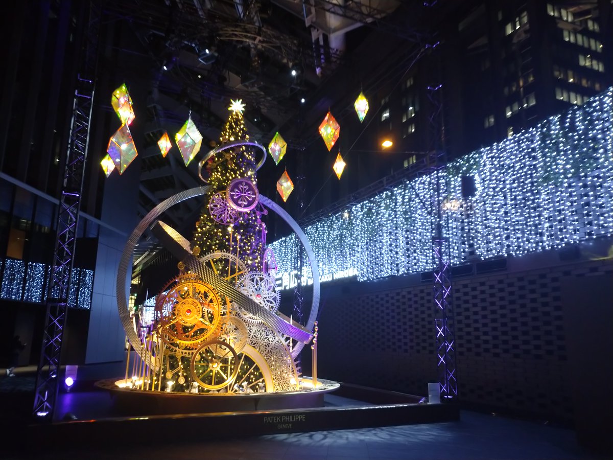 ranger_map's tweet photo. すっかくクリスマス
弊社オフィスのある新宿センタービルの1階、りっぱなツリー。

隣の三井ビルのイルミネーション、電飾が多い。

さらにその隣の住友ビル、一言「綺麗」です。

そして都庁、バリバリ警戒色ですね。 https://t.co/aKFsLh5P0L