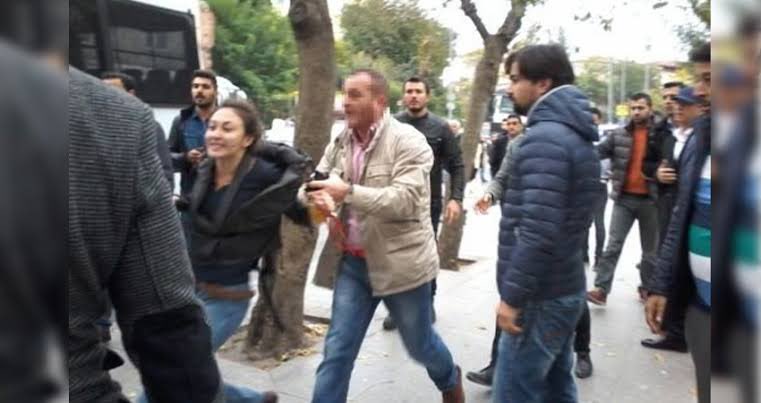 Bianet haber sitesinin eski muhabiri Beyza Kural’ın @b__yaz maruz kaldığı polis şiddetiyle ilgili AYM’den çıkan ihlal kararının ardından üç polise “iş ve çalışma hürriyetinin ihlali” suçundan açılan davanın 7. duruşması bugün İst. 35. AsCM’de görülüyor. P24 davayı takip ediyor.