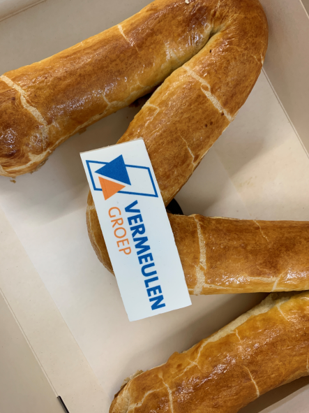 𝗙𝗼𝘁𝗼𝗩𝗿𝗶𝗷𝗱𝗮𝗴 𝘃𝗮𝗻 𝗱𝗲𝘇𝗲 𝘄𝗲𝗲𝗸:
Alle collega's van de Vermeulen Groep krijgen deze week een boterletter om alvast een beetje in de feestmaandstemming te komen!
#FotoVrijdag #medewerkers #werkgeluk #decemberfeestmaand #feeststemming