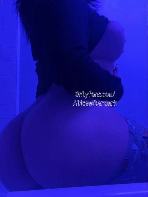 Testing out my bathroom lights ? https://t.co/tEeoQNRS4g
