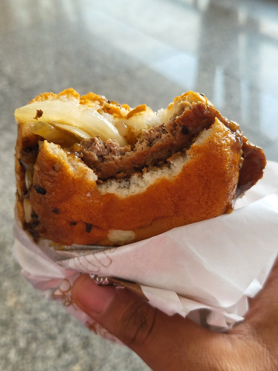 memeranglaut's tweet photo. Sorry guys. Just had to do it. @McDMalaysia #prosperityburger #sodap https://t.co/2nJClDN6TO