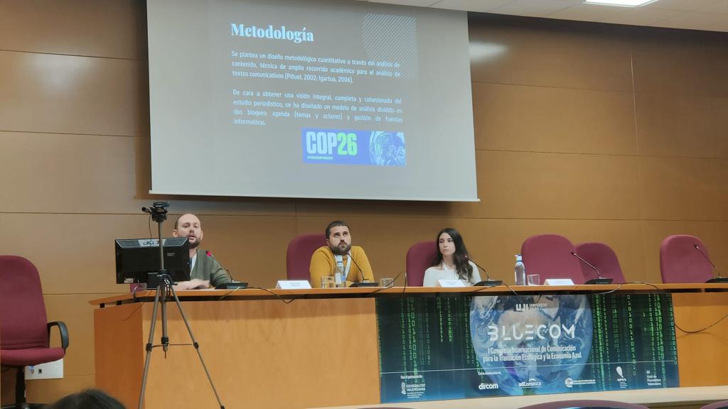 EnricSendra_'s tweet photo. Ahir vam presentar la nostra comunicació al congrés #Bluecom de la @UJIuniversitat per parlar de la cobertura informativa de la #COP26 de Glasgow, amb el professor @plrabadan
Un plaer retrobar-nos també amb el company i amic @AlbertoE_Lopez! https://t.co/irQqW58Eki