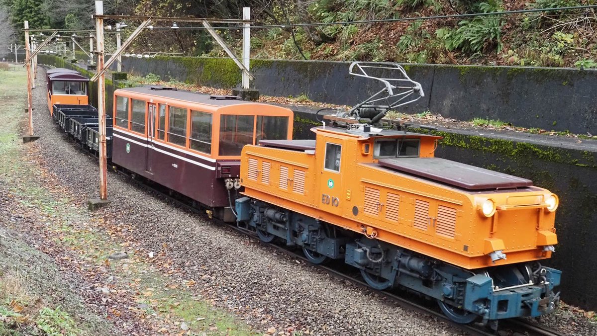 kobayac77m_007's tweet photo. 黒部峡谷鉄道の営業運転 (旅客列車の運転) は11月30日で終了。
11月30日、12月1日に撮影。
11/30:21列車はED10牽引、折り返し22列車はED9牽引。欅平駅の入換機関車を交換したようです。
12/1:13列車は欅平への越冬物資輸送でEDM31が牽引。#黒部峡谷鉄道 #ED9 #ED10 #越冬物資 https://t.co/KEasqeRIpZ
