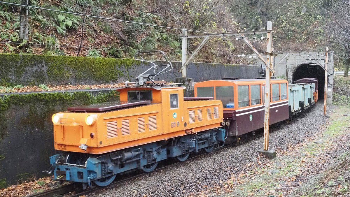 kobayac77m_007's tweet photo. 黒部峡谷鉄道の営業運転 (旅客列車の運転) は11月30日で終了。
11月30日、12月1日に撮影。
11/30:21列車はED10牽引、折り返し22列車はED9牽引。欅平駅の入換機関車を交換したようです。
12/1:13列車は欅平への越冬物資輸送でEDM31が牽引。#黒部峡谷鉄道 #ED9 #ED10 #越冬物資 https://t.co/KEasqeRIpZ
