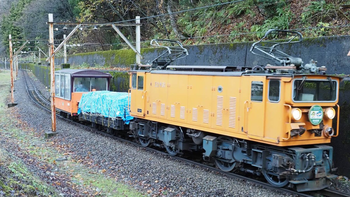 kobayac77m_007's tweet photo. 黒部峡谷鉄道の営業運転 (旅客列車の運転) は11月30日で終了。
11月30日、12月1日に撮影。
11/30:21列車はED10牽引、折り返し22列車はED9牽引。欅平駅の入換機関車を交換したようです。
12/1:13列車は欅平への越冬物資輸送でEDM31が牽引。#黒部峡谷鉄道 #ED9 #ED10 #越冬物資 https://t.co/KEasqeRIpZ