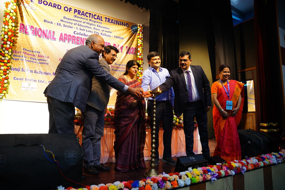 JhRaiUniv's tweet photo. Hon'ble VC-JRU @SavitaSengar at Regional Apprenticeship Day '22 by BOPT(ER), MOE, GOI as Guest of Honour. She commended BOPT(ER) not only for providing the apprenticeship opportunities but for successful placement of 80℅ students in permanent capacity post apprenticeship. https://t.co/lcXfL8R4Ii