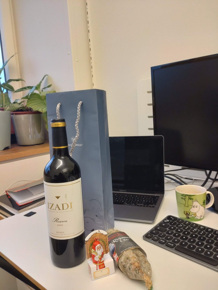 First day of my postdoc on the #EcoForest project in #OsloMycology group at <a href="/biovitenskap/">Department of Biosciences, University of Oslo</a>, and I find these nice gifts waiting for me in my office. You guys!! &lt;3 @DrHyfe <a href="/IngerSkrede/">Inger Skrede</a> Really looking forward to four more years with you wonderful people on this cool project!