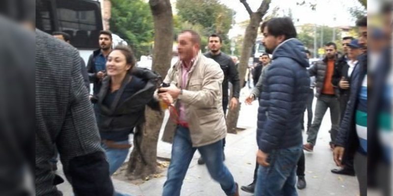 Gazeteci Beyza Kural'ı (@b__yaz) tehdit ederek ters kelepçe ile gözaltına almaya çalışan polislerin “iş ve çalışma hürriyetinin ihlali” suçlamasıyla yargılandıkları davanın yedinci duruşması İstanbul 35. Asliye Ceza Mahkemesinde görülüyor. Duruşmayı takip ediyoruz.