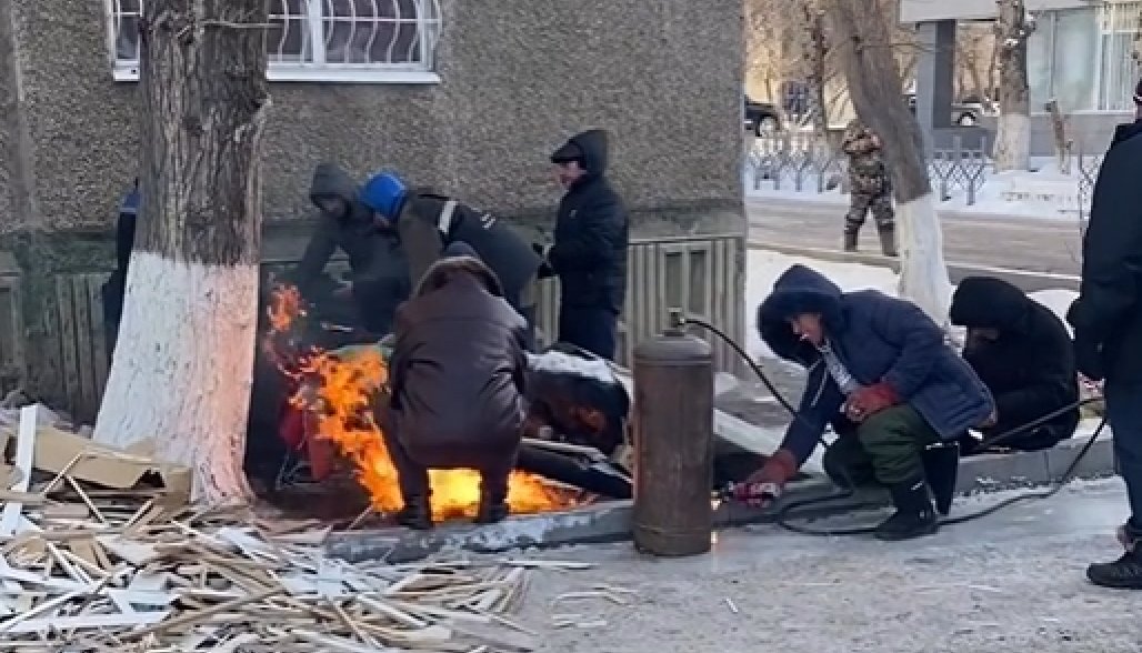Рядовые жители Экибастуза самостоятельно пытаются разморозить замерзшие трубы на...
kaztag.kz/ru/news/ryadov…