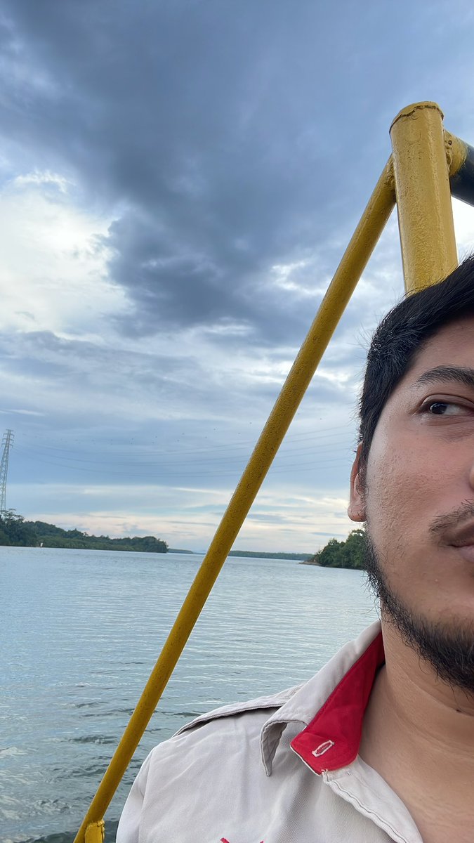 Tapi sebelah mataku yang lain menyadari
Gelap adalah teman setia
Dari waktu waktu yang hilang