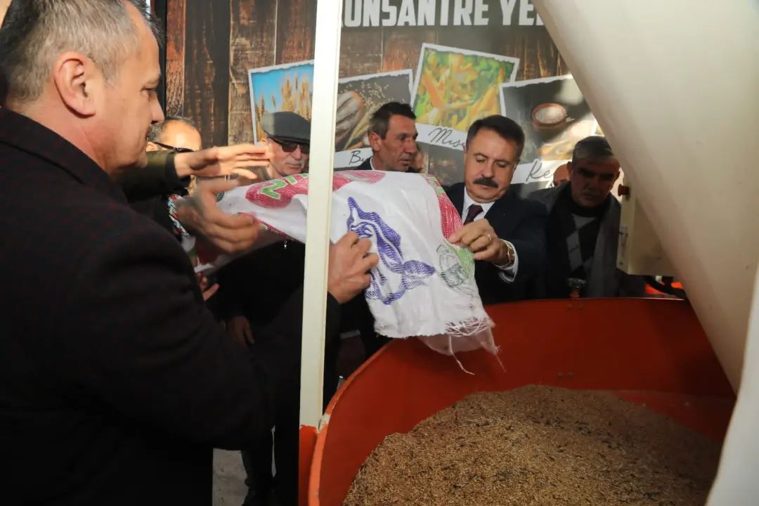 atakumbeltr's tweet photo. Samsun’da bir ilke imza atarak açtığımız Halk Yem Evi'nde, 2 yılda 600 ton yem kırma ve karıştırma işlemini ücretsiz gerçekleştirdik.

Artan yem maliyetleri karşısında çiftçimizi koruyabilmek için, Halk Yem Evi'nin ikincisini Alanlı Mahallesi'nde açtık. Halkımıza hayırlı olsun.✊ https://t.co/zgfCbMzRK4